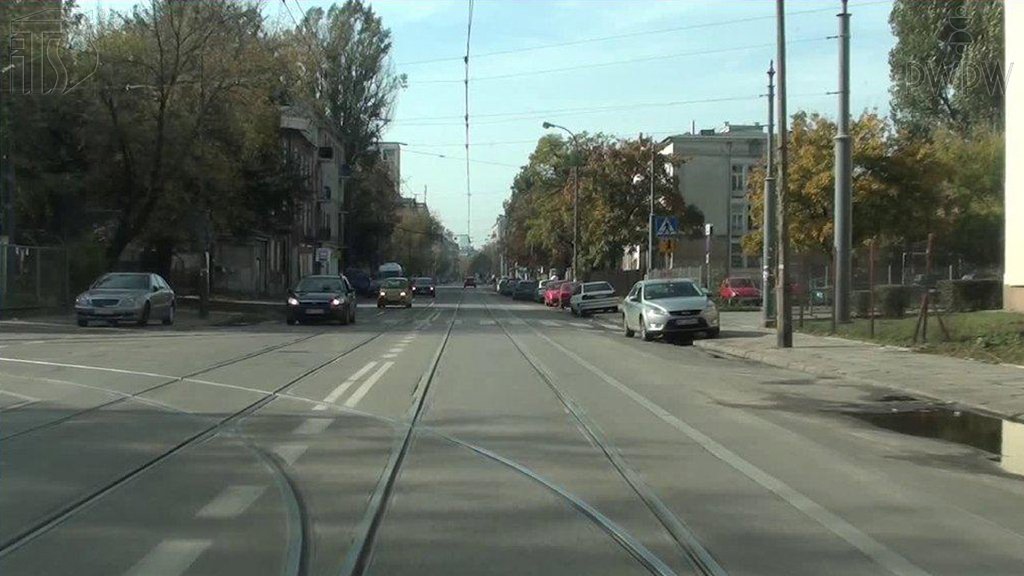 Sytuacja drogowa do pytania: Czy w tej sytuacji podczas skrętu w lewo masz obowiązek ustąpić pierwszeństwa pojazdom nadjeżdżającym z przeciwka?