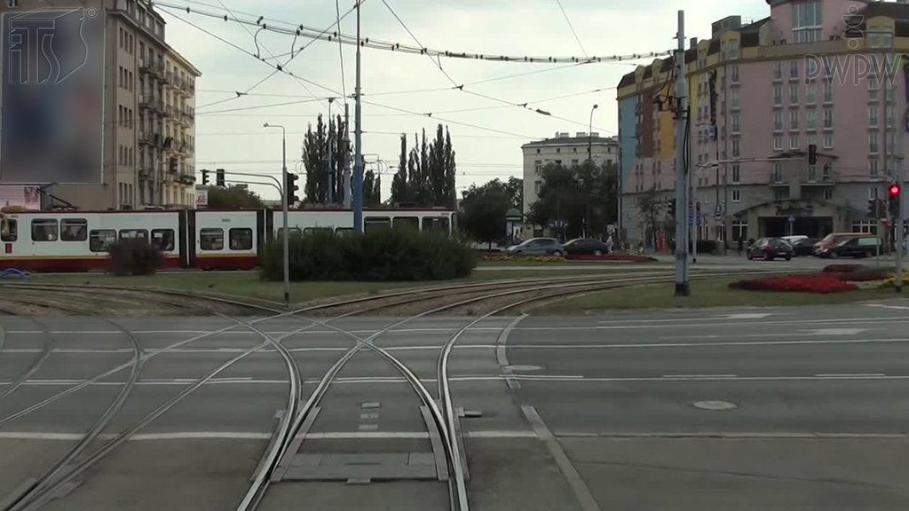 Sytuacja drogowa do pytania: Czy takie ustawienie zwrotnicy umożliwi manewr skrętu w prawo na skrzyżowaniu?