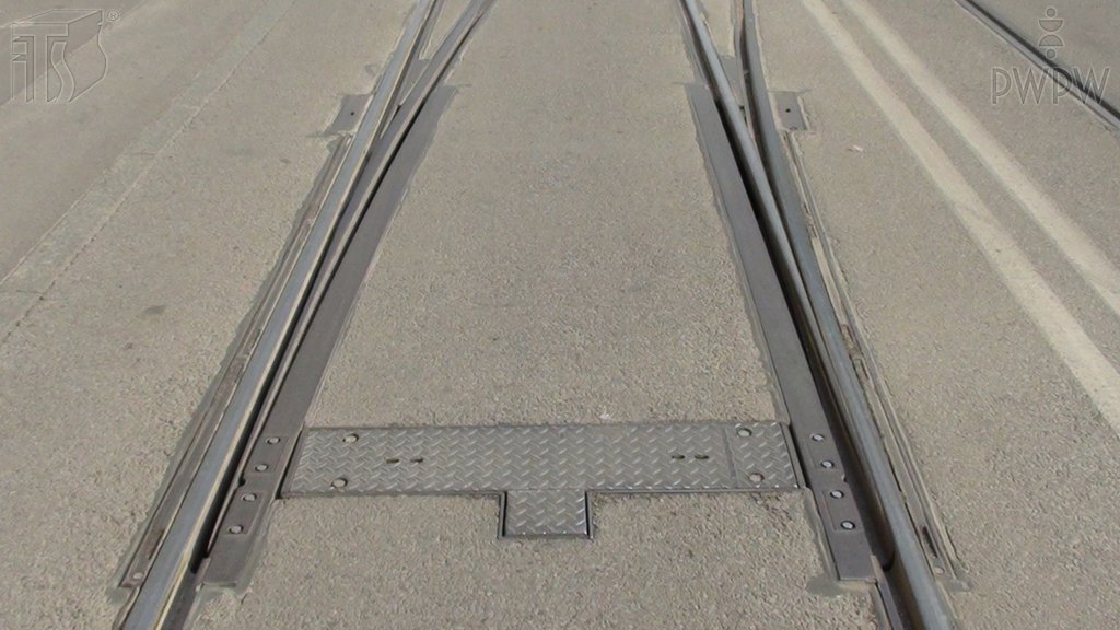 Sytuacja drogowa do pytania: Czy masz prawo zatrzymać na zwrotnicy tramwaj dwuwagonowy, którym cofasz?