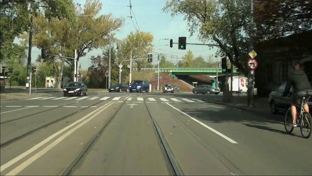 Sytuacja drogowa do pytania: Czy w tej sytuacji, kierując tramwajem, masz prawo wyprzedzić rowerzystę bezpośrednio przed oznakowanym przejściem dla pieszych?