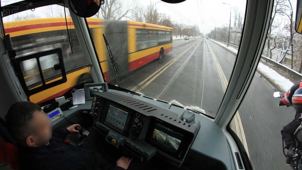 Sytuacja drogowa do pytania: Czy w tej sytuacji masz prawo wyprzedzić motocyklistę zachowując odstęp 1 m?
