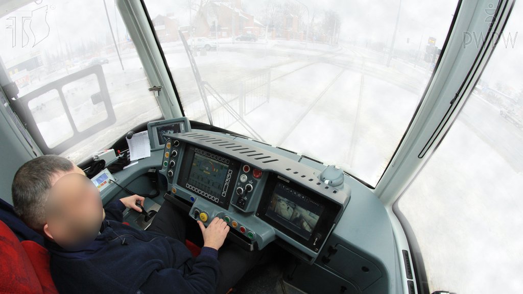 Sytuacja drogowa do pytania: Czy kierując tramwajem podczas zatrzymania wynikającego z warunków ruchu drogowego w warunkach zmniejszonej przejrzystości powietrza, możesz używać świateł przeciwmgłowych przednich?