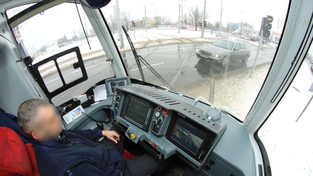 Sytuacja drogowa do pytania: Czy podczas zatrzymania tramwaju, które wynika z warunków ruchu drogowego, masz obowiązek włączyć światła awaryjne?