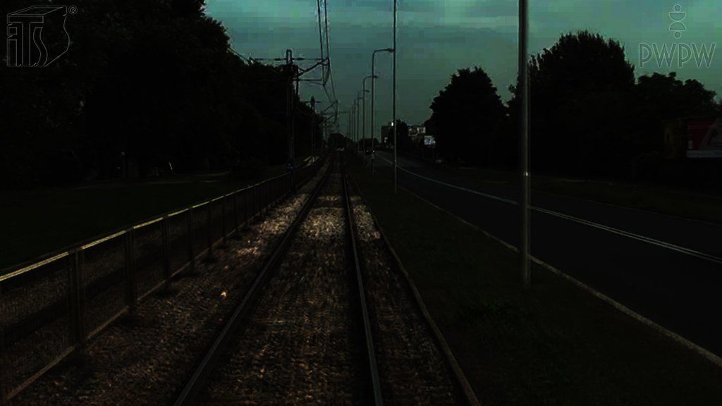 Sytuacja drogowa do pytania: Czy kierując tramwajem podczas jazdy od zmierzchu do świtu po nieoświetlonych drogach na obszarze zabudowanym masz prawo używać świateł drogowych?