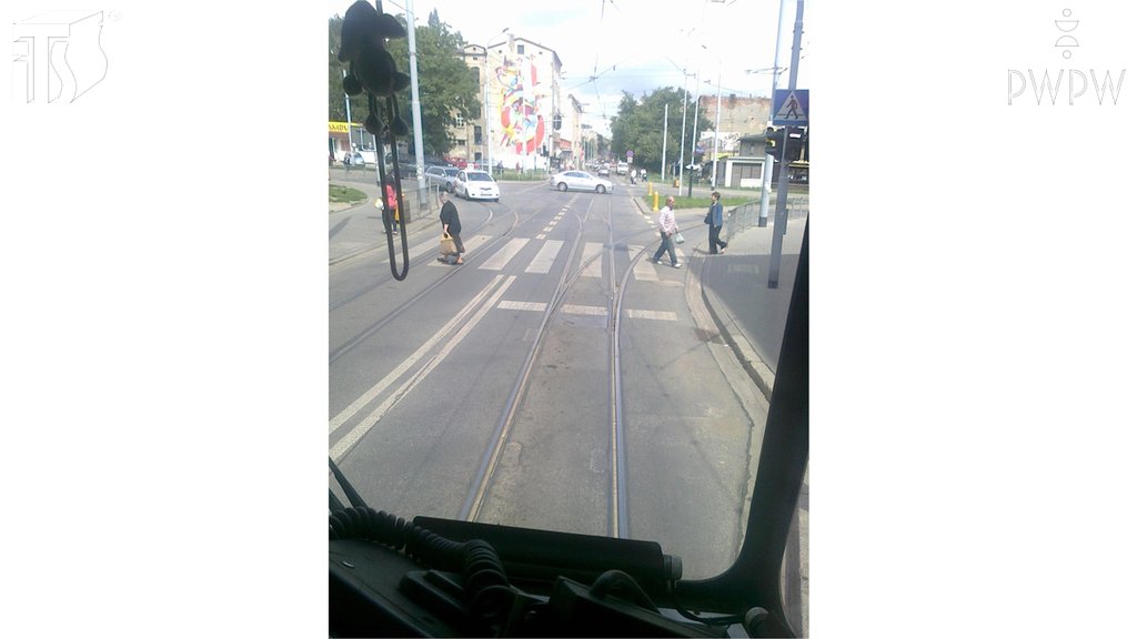 Sytuacja drogowa do pytania: Czy w tej sytuacji masz obowiązek zatrzymać się w miejscu wskazanym przez linię warunkowego zatrzymania?