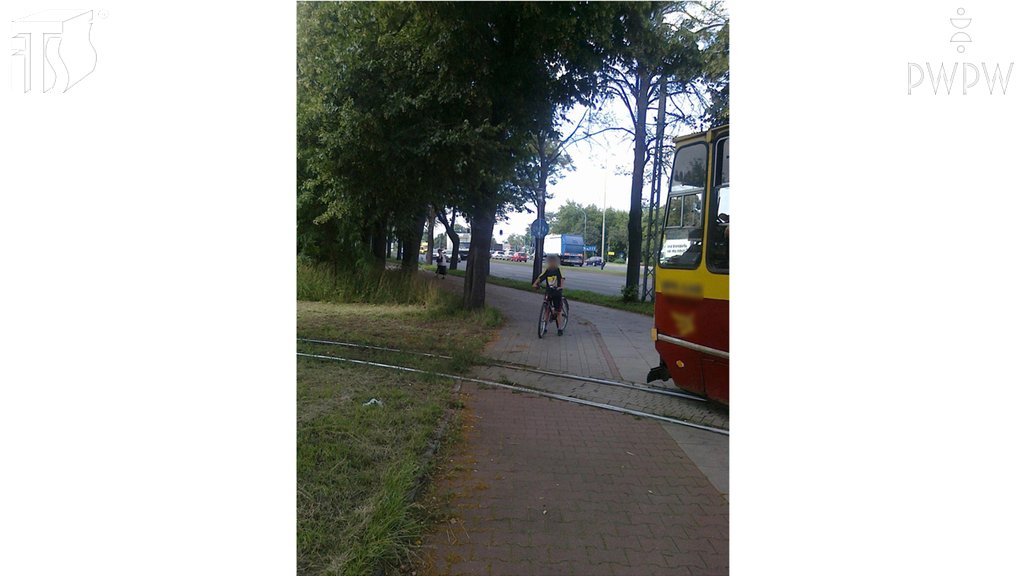 Sytuacja drogowa do pytania: Czy w tej sytuacji, kierując tramwajem, masz prawo użyć sygnału dźwiękowego?