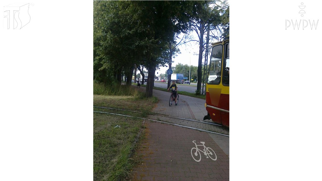 Sytuacja drogowa do pytania: Czy w tej sytuacji, kierując tramwajem, masz obowiązek ustąpić pierwszeństwa rowerzyście, który jedzie drogą dla rowerów?