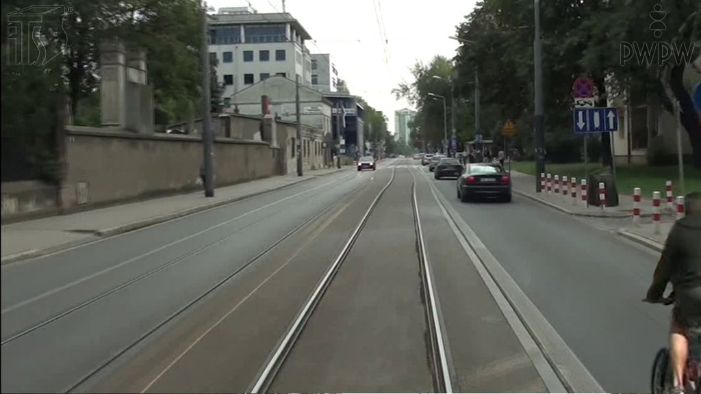 Sytuacja drogowa do pytania: Czy masz prawo wyprzedzić rowerzystę, jeśli odstęp tramwaju od niego wynosi 0,5 m?