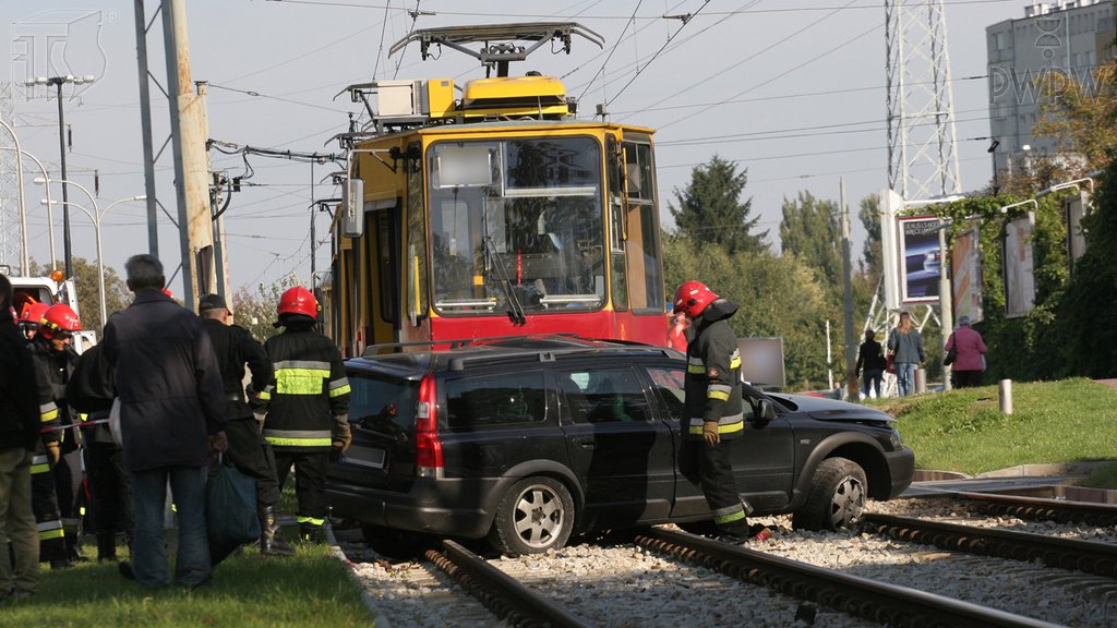 Sytuacja drogowa do pytania: Czy uczestnicząc w wypadku drogowym, w którym są ranni, masz prawo oddalić się z miejsca zdarzenia po wezwaniu służb ratunkowych?