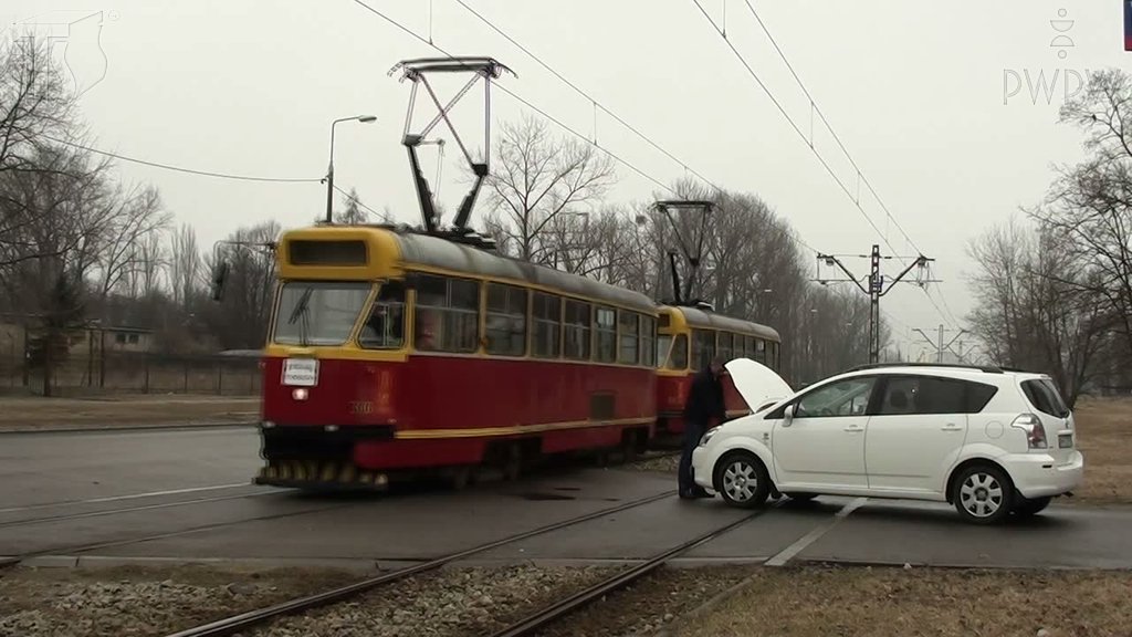 Sytuacja drogowa do pytania: Czy uczestnicząc w wypadku drogowym, w którym nie ma zabitych lub rannych, masz obowiązek wezwać Policję?