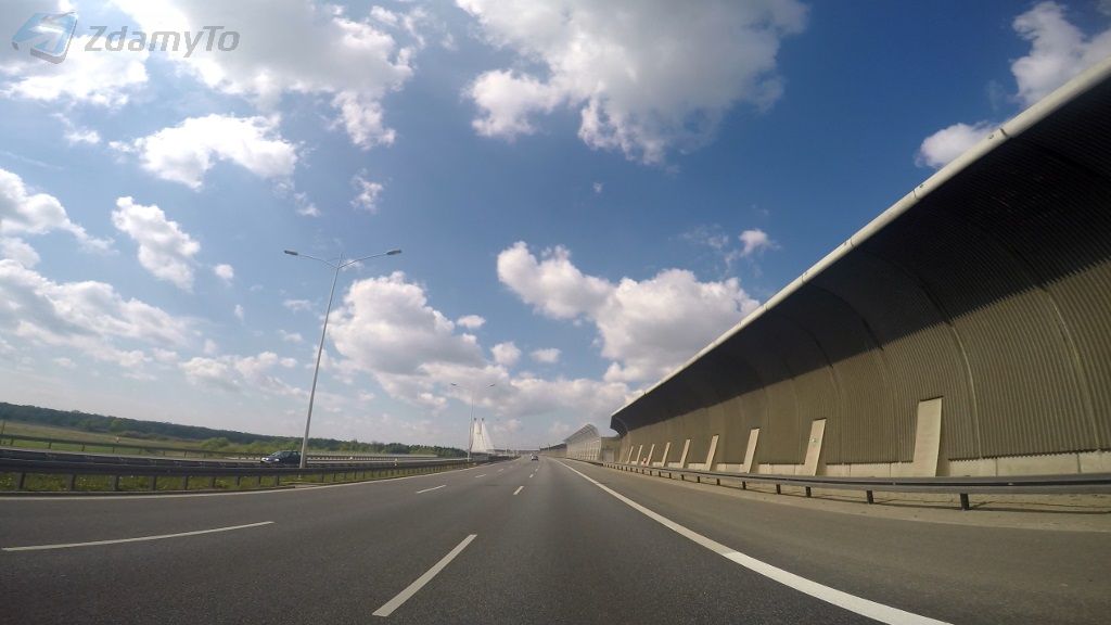 Sytuacja drogowa do pytania: Z jaką dopuszczalną prędkością wolno Ci się poruszać kierując samochodem osobowym ciągnącym przyczepę lekką na autostradzie?