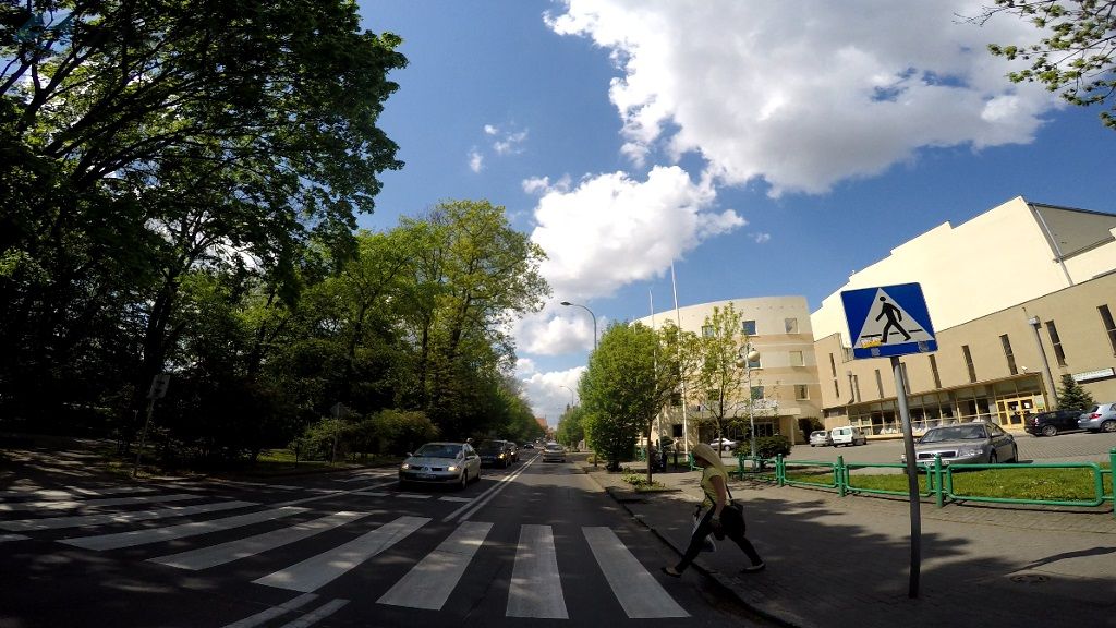 Sytuacja drogowa do pytania: Który z wymienionych czynników ma bezpośredni wpływ na drogę hamowania?