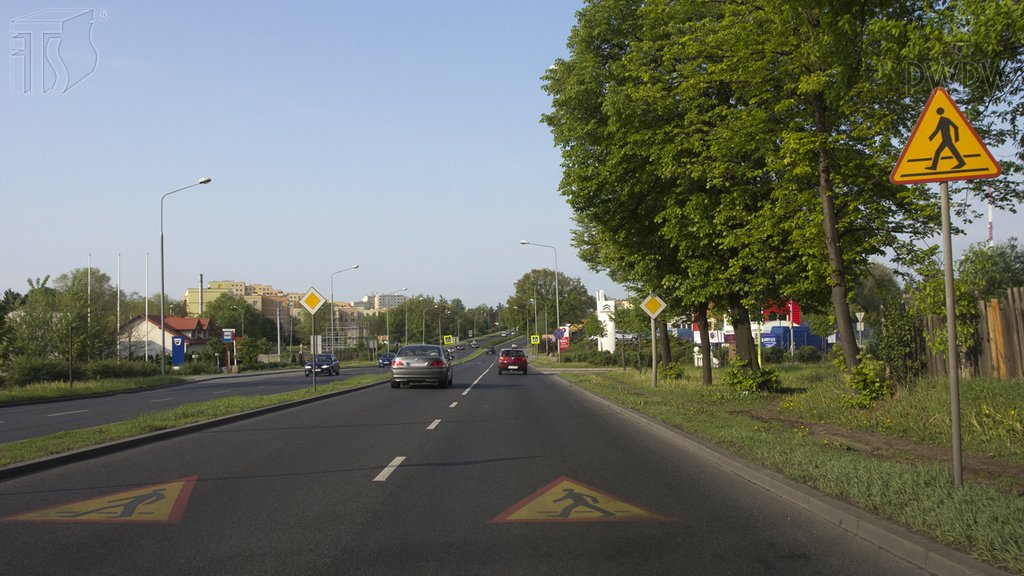 Sytuacja drogowa do pytania: Czy w przedstawionej sytuacji jesteś ostrzegany o zbliżaniu się do wyznaczonego na drodze przejścia dla pieszych?
