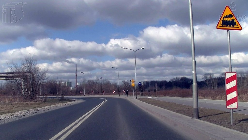 Sytuacja drogowa do pytania: Czy w przedstawionej sytuacji jesteś ostrzegany o przejeździe kolejowym wyposażonym w zapory lub półzapory?