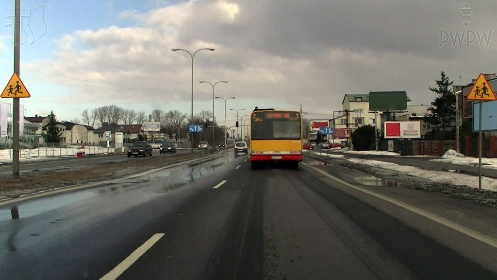 Sytuacja drogowa do pytania: Czy w przedstawionej sytuacji jesteś ostrzegany o miejscu na drodze szczególnie często uczęszczanym przez dzieci lub o bliskości takiego miejsca?
