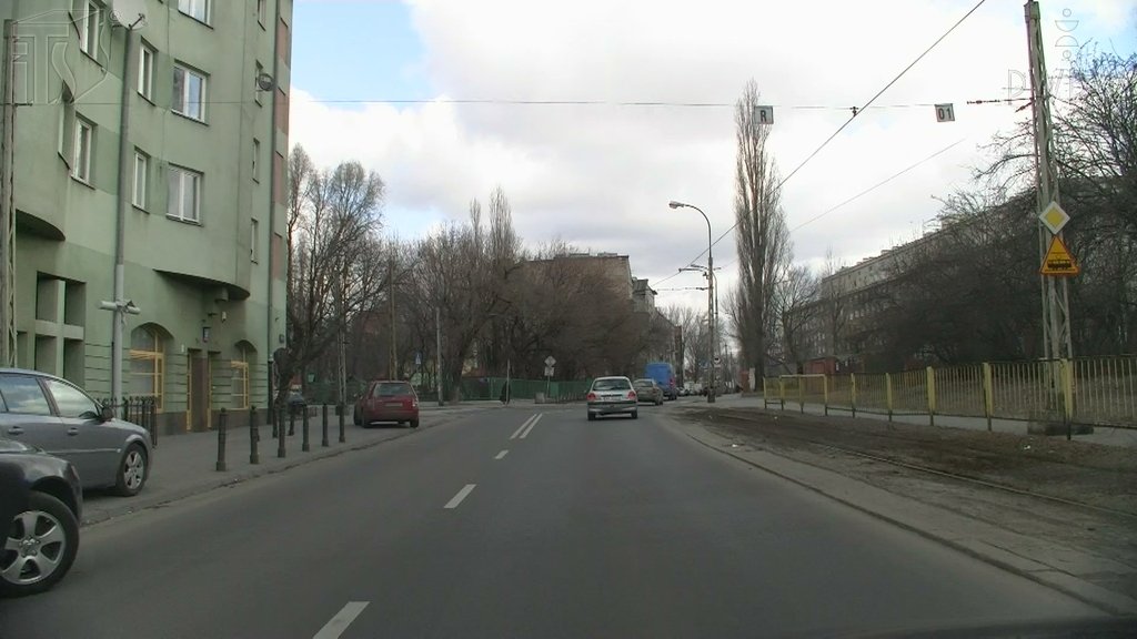 Sytuacja drogowa do pytania: Czy zbliżając się do przejazdu tramwajowego, masz obowiązek upewnić się, czy nie nadjeżdża pojazd szynowy?