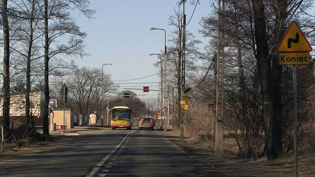Sytuacja drogowa do pytania: Czy umieszczona pod widocznym znakiem tabliczka oznacza koniec odcinka drogi z niebezpiecznymi zakrętami?