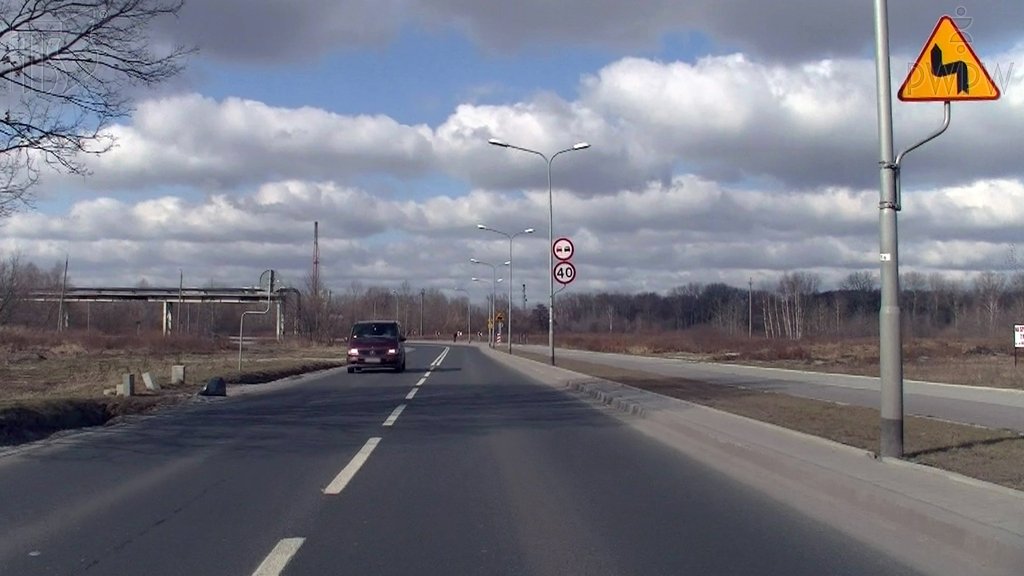 Sytuacja drogowa do pytania: Czy w przedstawionej sytuacji jesteś ostrzegany o dwóch niebezpiecznych zakrętach, z których pierwszy jest w lewo?