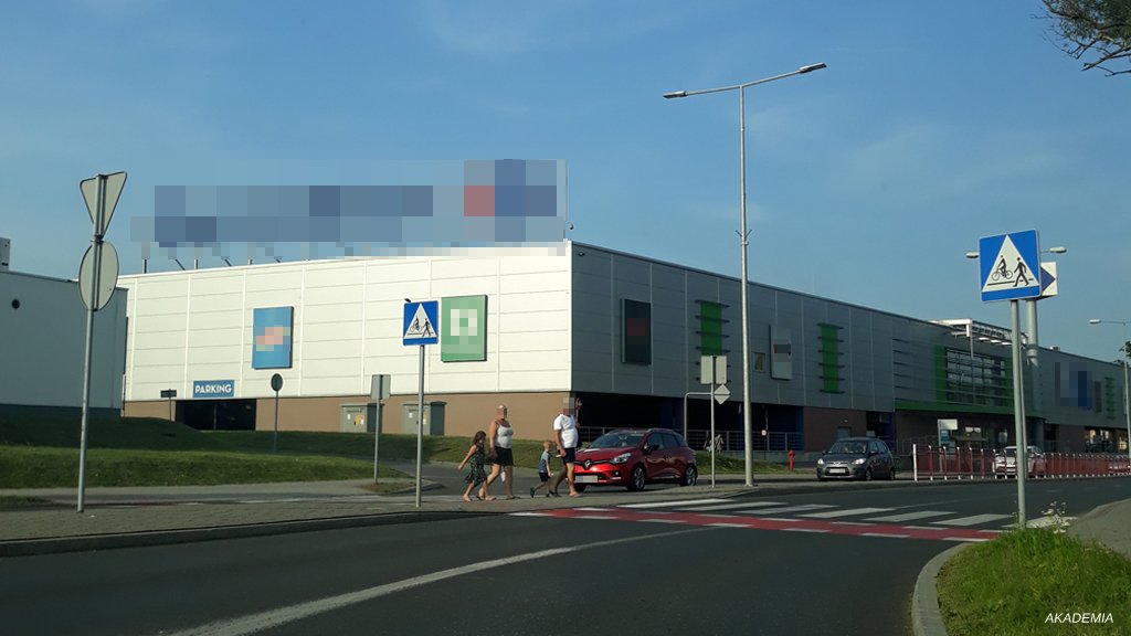 Sytuacja drogowa do pytania: Czy w przedstawionej sytuacji obowiązany jesteś zachować szczególną ostrożność?