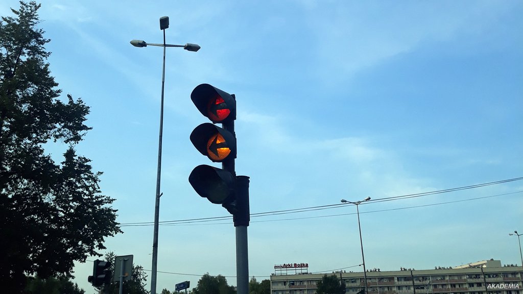 Sytuacja drogowa do pytania: Czy nadawany sygnał oznacza, że za chwilę zapali się sygnał zielony?