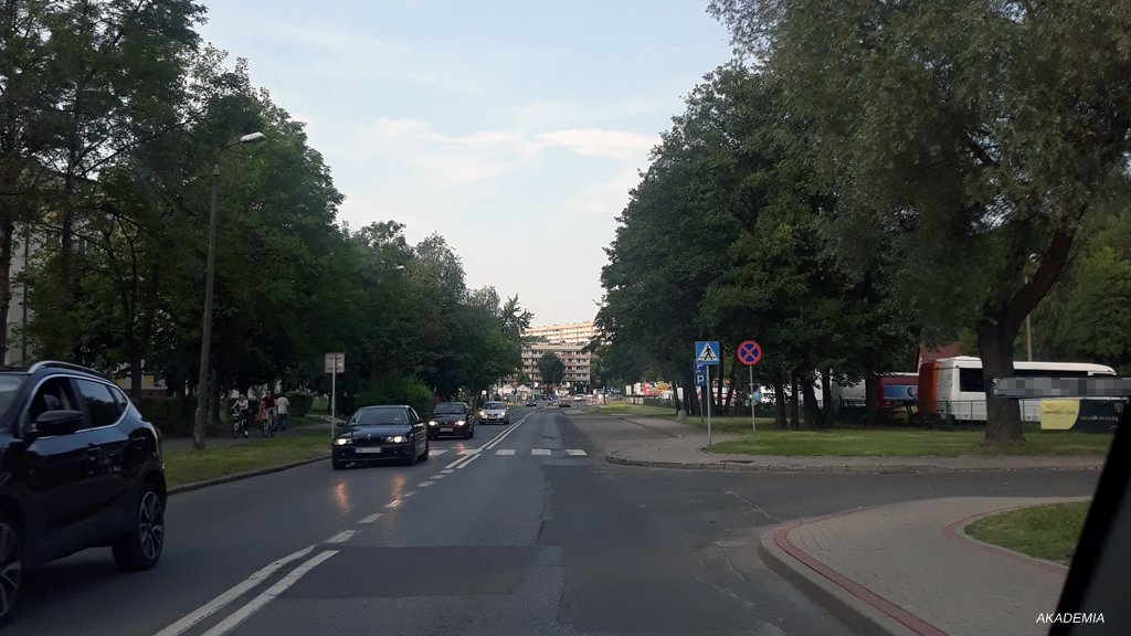 Sytuacja drogowa do pytania: Czy w widocznej sytuacji kierujący może włączyć światła drogowe?