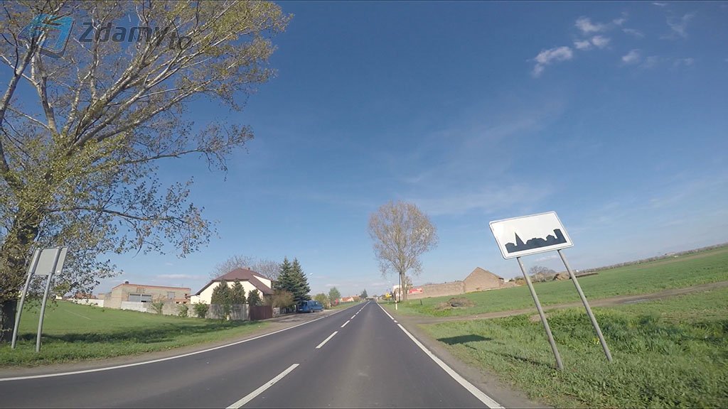 Sytuacja drogowa do pytania: Czy prędkość dopuszczalna 50 km/h obowiązuje na obszarze zabudowanym przez całą dobę?