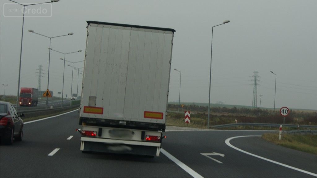 Sytuacja drogowa do pytania: Jak należy się zachować w przypadku pomylenia zjazdu na drodze o wzmożonym ruchu?