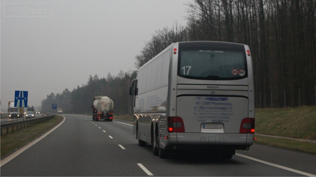 Sytuacja drogowa do pytania: W którym z wymienionych miejsc możesz zatrzymać autobus podczas jazdy autostradą w sytuacji, gdy poczujesz zmęczenie?