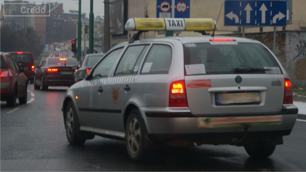 Sytuacja drogowa do pytania: Co zrobisz jeśli na skrzyżowaniu wjedzie tuż przed Ciebie inny pojazd wymuszając pierwszeństwo przejazdu?