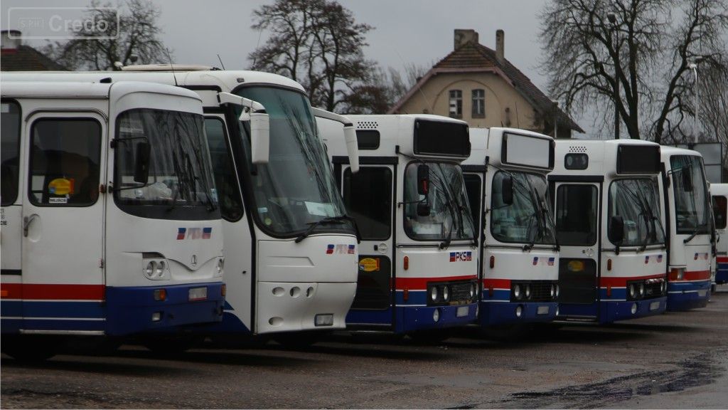 Sytuacja drogowa do pytania: W jaki sposób możesz zmniejszyć zanieczyszczenie powietrza podczas postoju na dworcu autobusowym?