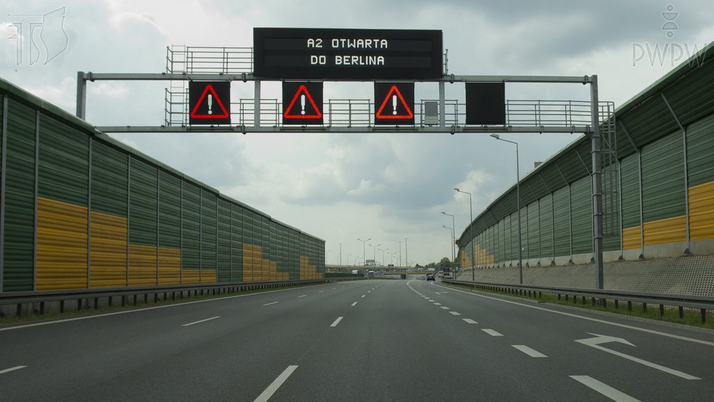 Sytuacja drogowa do pytania: Czy w przedstawionej sytuacji masz obowiązek zachować szczególną ostrożność?