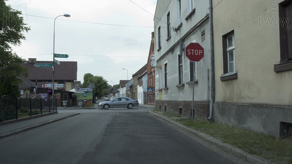 Sytuacja drogowa do pytania: Czy w tej sytuacji jesteś obowiązany zatrzymać się przed drogą z pierwszeństwem przejazdu?