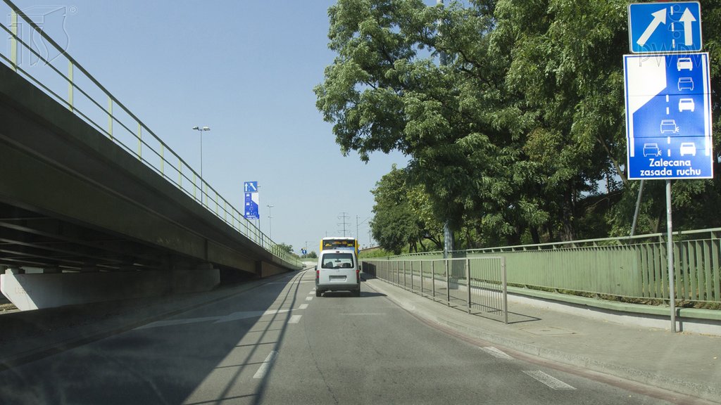 Sytuacja drogowa do pytania: Czy w tej sytuacji należy zrezygnować z manewru wyprzedzania?
