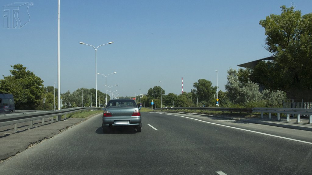 Sytuacja drogowa do pytania: Czy w tej sytuacji, poruszając się jezdnią jednokierunkową poza obszarem zabudowanym, możesz wyprzedzać z prawej strony?