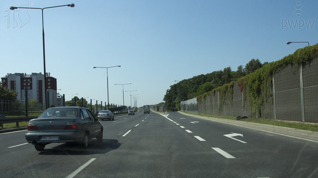 Sytuacja drogowa do pytania: Czy w tej sytuacji, poza obszarem zabudowanym, dozwolone jest wyprzedzenie z prawej strony jadącego przed Tobą pojazdu?