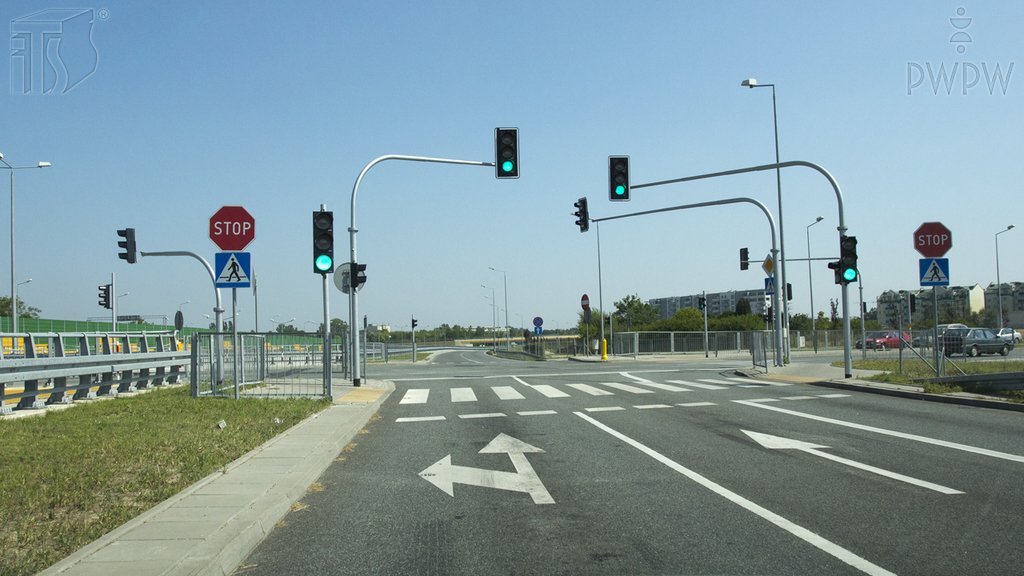 Sytuacja drogowa do pytania: Czy w tej sytuacji masz obowiązek zastosować się do znaku "STOP"?
