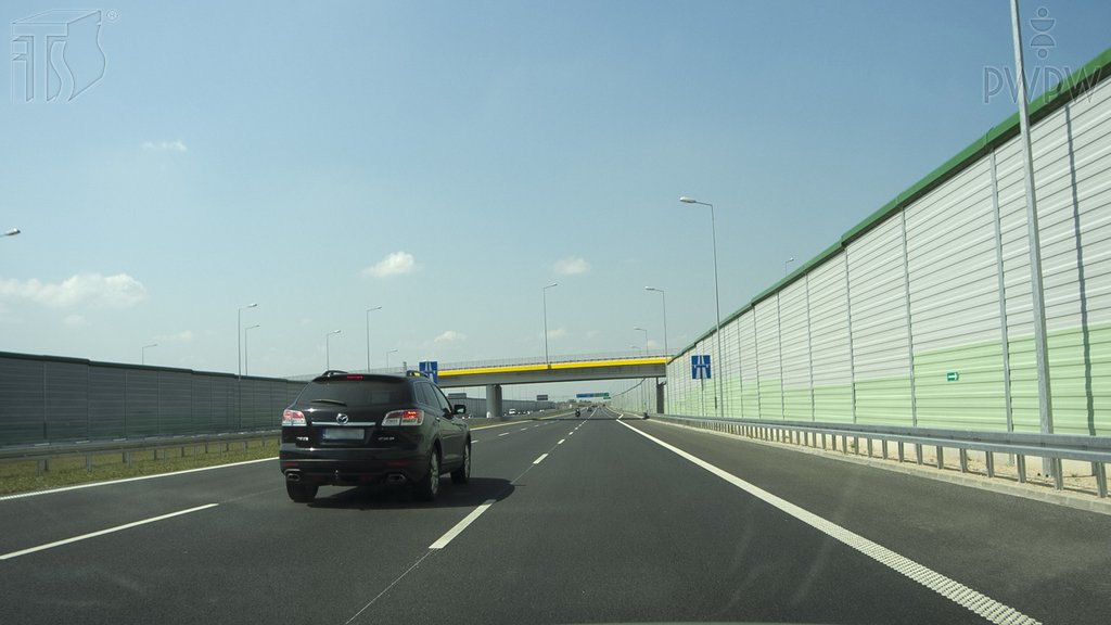 Sytuacja drogowa do pytania: Czy w tej sytuacji, na autostradzie, wolno Ci kontynuować wyprzedzanie pojazdu z prawej strony ?