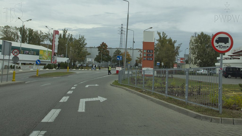 Sytuacja drogowa do pytania: Czy w tej sytuacji możesz wjechać na stację paliw, jeśli kierujesz zespołem pojazdów o łącznej długości 11m?