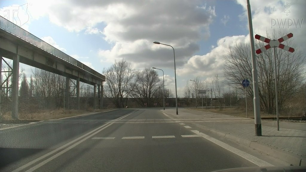 Sytuacja drogowa do pytania: Czy w tej sytuacji masz obowiązek zawsze zatrzymać pojazd przed przejazdem kolejowym?
