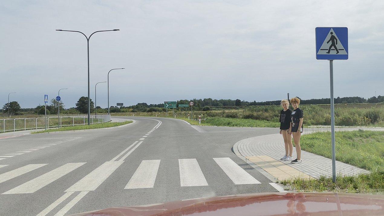 Sytuacja drogowa do pytania: Czy w tej sytuacji masz prawo kontynuować jazdę bez zwracania uwagi na zachowanie pieszych?