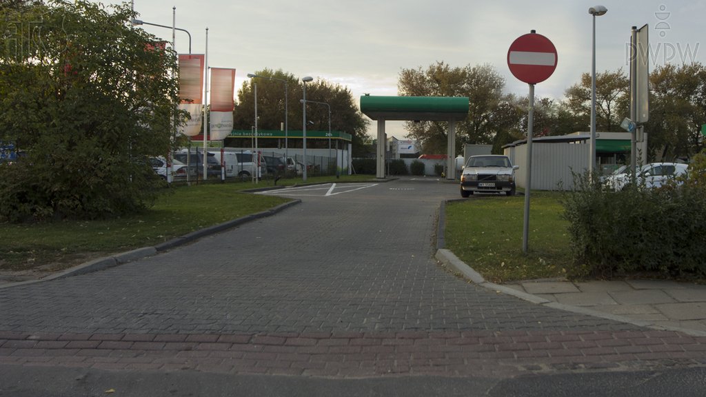 Sytuacja drogowa do pytania: Czy możesz skorzystać z tej drogi, chcąc wjechać do myjni?