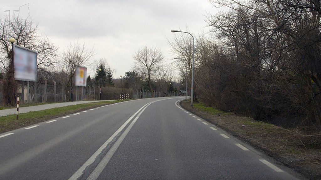 Sytuacja drogowa do pytania: Jedziesz z prędkością 80 km/h. Jaka pozycja początkowa zapewni Ci optymalny tor jazdy po zakręcie?