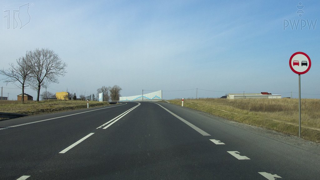 Sytuacja drogowa do pytania: Kierujesz pojazdem silnikowym. Czy ten znak zabrania Ci wyprzedzania pojazdów silnikowych wielośladowych?