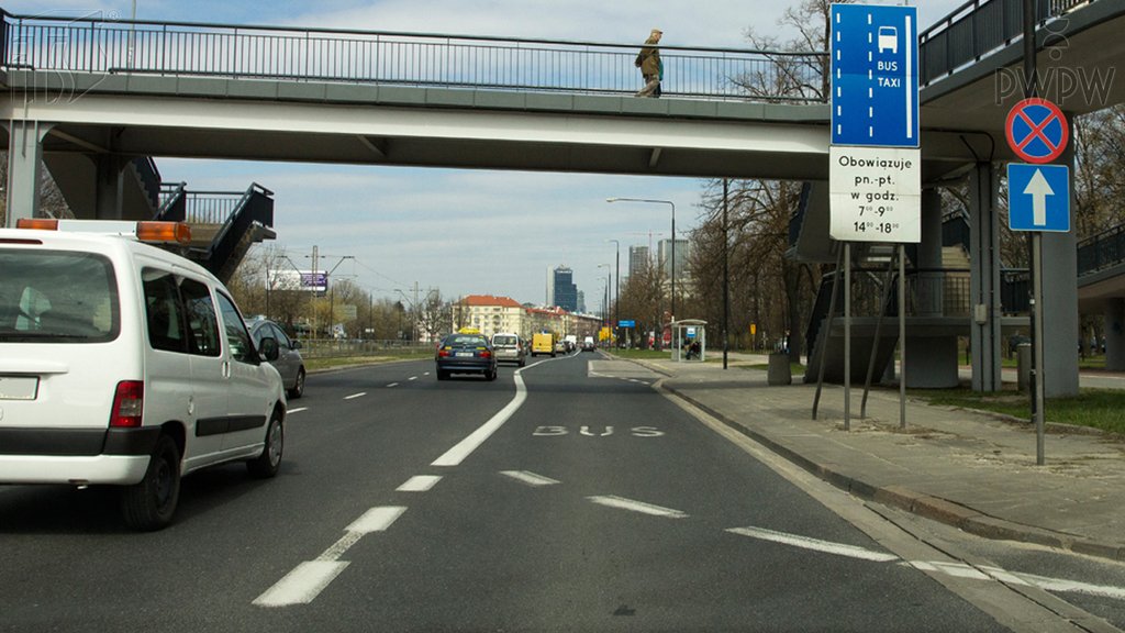 Sytuacja drogowa do pytania: Czy w tej sytuacji wolno Ci w niedzielę korzystać z pasa ruchu przy prawej krawędzi jezdni?