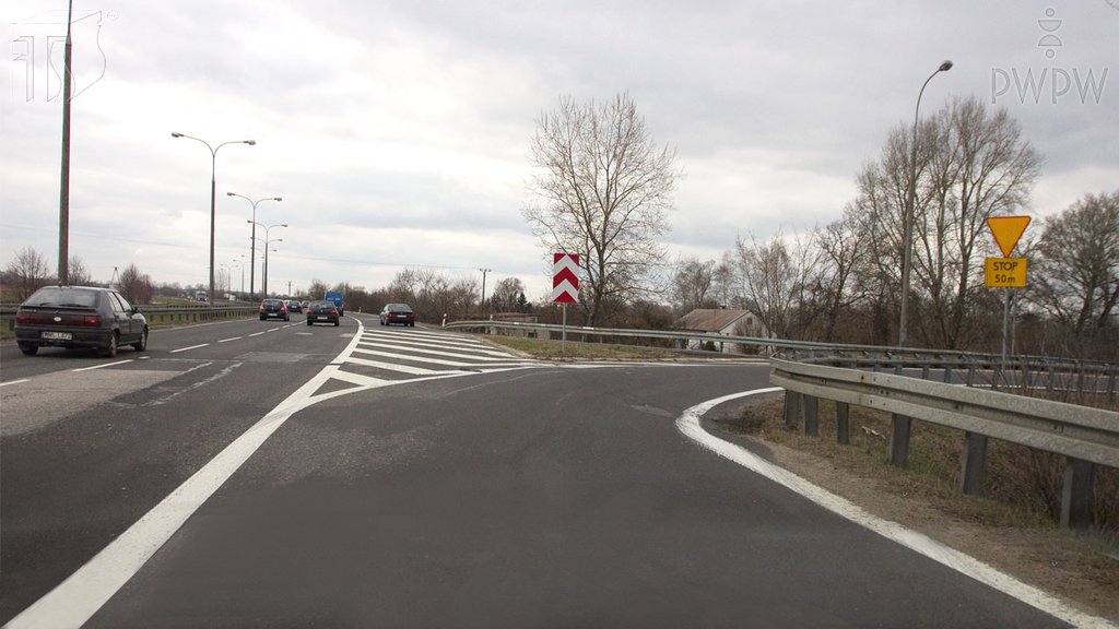 Sytuacja drogowa do pytania: Czy w tej sytuacji wolno Ci zmienić pas ruchu, żeby pojechać na wprost?