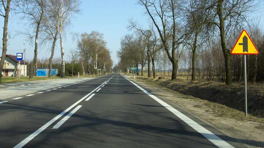 Sytuacja drogowa do pytania: Czy bezpośrednio za tym znakiem masz prawo zatrzymać pojazd na poboczu, jeżeli nie utrudni to ruchu innych pojazdów?