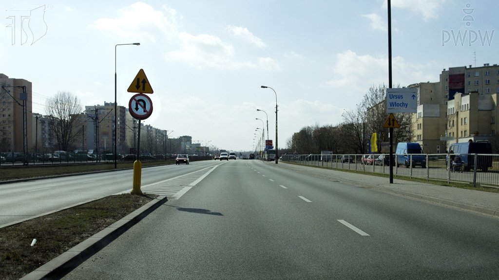 Sytuacja drogowa do pytania: Czy w tej sytuacji wolno Ci kontynuować jazdę na wprost dotychczasowym pasem ruchu?