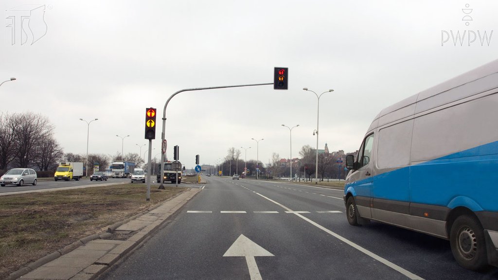 Sytuacja drogowa do pytania: Czy w tej sytuacji nadawany sygnał świetlny zezwala Ci na wjazd za sygnalizator?
