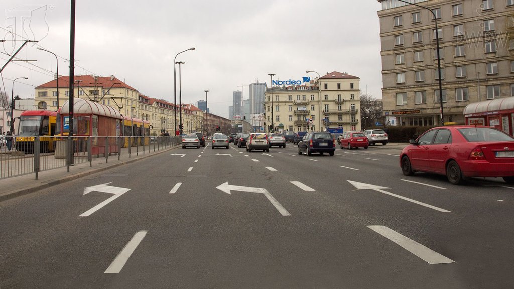 Sytuacja drogowa do pytania: Czy jadąc tym pasem ruchu masz prawo zawrócić na najbliższym skrzyżowaniu?