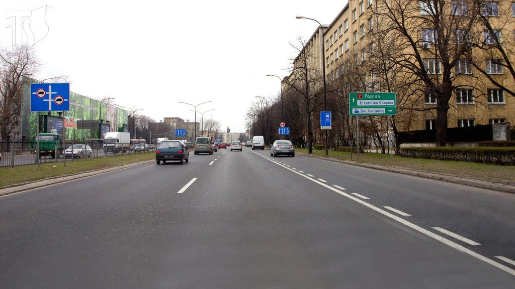 Sytuacja drogowa do pytania: Czy w tym miejscu wolno Ci zmienić dotychczas zajmowany pas ruchu na pas przy prawej krawędzi jezdni?